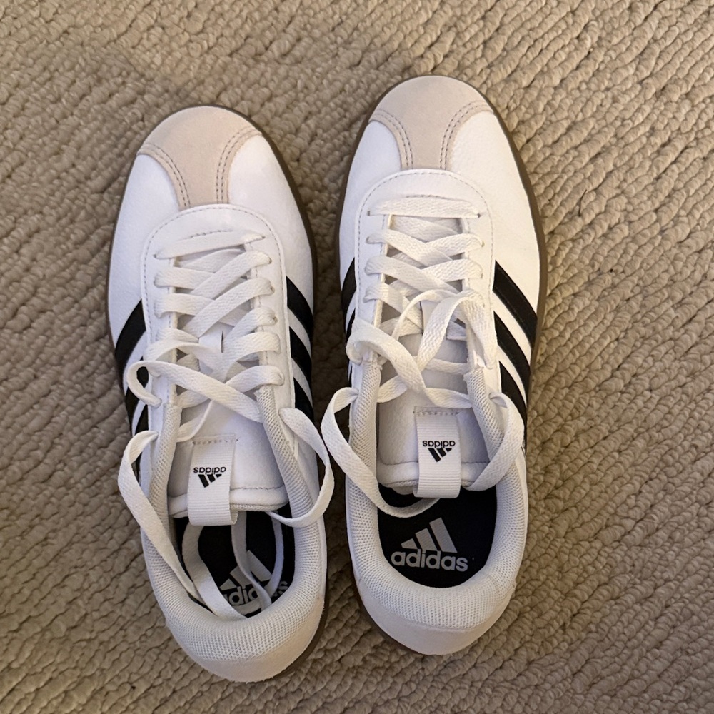 Adidas women’s sneakers like new